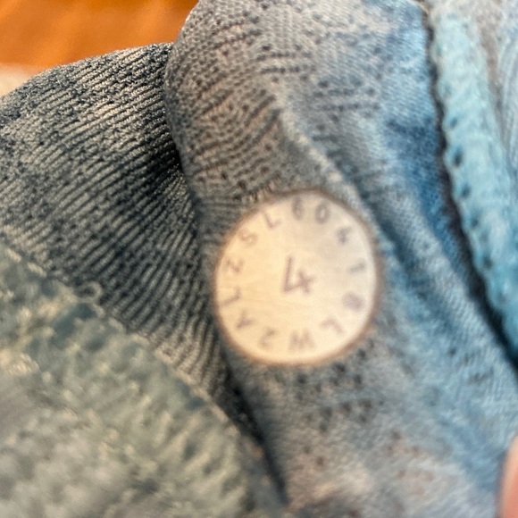 Lululemon Blue Tie Dye Sports Bra Size 4 | EUC Yoga Athleisurecore Active Top - Picture 5 of 5